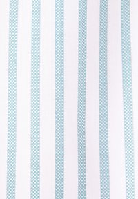 Weißer Stoff mit vertikalen hellblauen Streifen. Die Streifen weisen ein kariertes Muster auf, das ein strukturiertes Aussehen erzeugt.