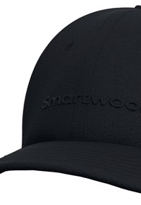 Casquette noire en tissu texturé, avec une visière courbée et le logo « smartwool » en relief à l'avant pour ajouter une touche de détail. Conception simple et élégante.
