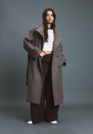 Stradivarius, LONG HIGH NECK SOFT-TOUCH COAT - Trench - dark brown