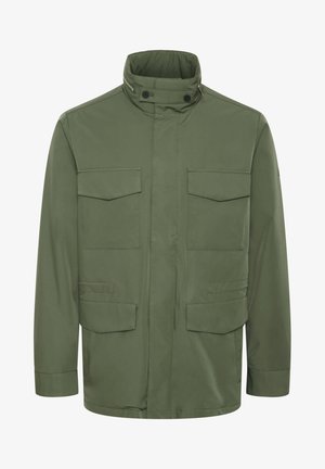 Olivgrön jacka med hög krage, två bröstfickor, sidfickor och dragkedjestängning. Slät tyg och strukturerad passform.