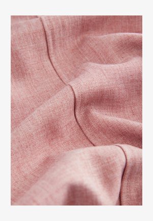 Próbka tkaniny w delikatnym różowym odcieniu z lekko teksturowanym splotem; ukazuje subtelne fałdy i gładką, zachęcającą powierzchnię.