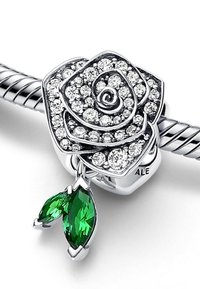 Charm aus Sterlingsilber in Form einer Rose, verziert mit kubischen Zirkonias und hängenden grünen Edelsteinen. Besitzt eine filigrane Detailarbeit und eine polierte Oberfläche.