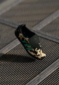 adidas Originals SAMBA LT  - Matalavartiset tennarit - core black/lucid blue/gold metallic