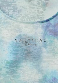 Nära bild av en blå och lila tie-dye tygtröja med rund halsringning och texten "NAUTICAL Dreams" tryckt på bröstet.