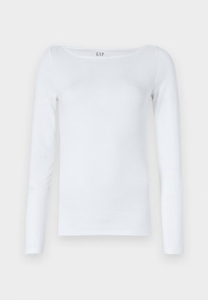 Camisa blanca de manga larga hecha de una mezcla de algodón, con un escote en forma de barco y un diseño ajustado. Sin patrones ni acentos visibles.