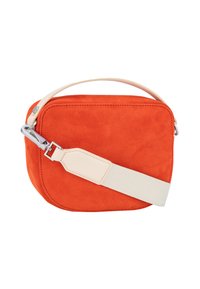 Bolso bandolera de ante naranja con forma rectangular, con una correa de color crema y un cierre metálico plateado. Textura suave, diseño minimalista.