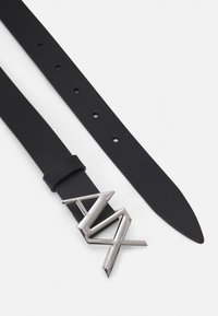 Cinturón de cuero negro con hebilla geométrica plateada con diseño "MA", textura suave y múltiples orificios para ajustar.