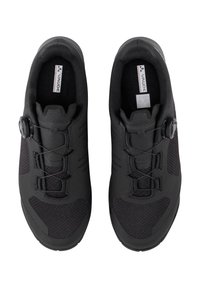 Schwarze Sportschuhe mit einer strukturierten Oberfläche, die über ein sicheres Verschlusssystem und eine verstärkte Zehenkappe verfügen. Leicht und langlebig im Design.