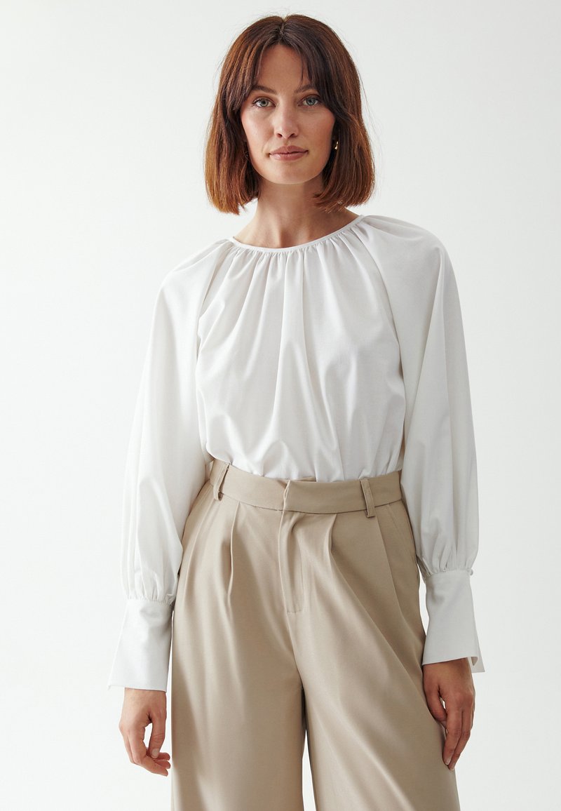 Claire™ – Blouse Élégante et Ultra-Confortable
