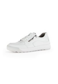 Witte leren sneaker met een gladde textuur, voorzien van een ritsaccent aan de zijkant, veters en een rubberen zool met een geribbeld patroon.