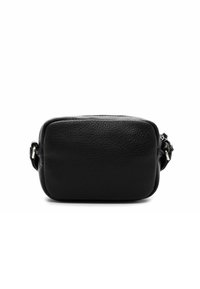 Černá kožená crossbody taška obdélníkového tvaru, s texturovaným povrchem, horním zipem a nastavitelným popruhem. Obsahuje akcenty z kovu ve stříbrném tónu.