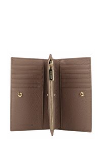 Portafoglio in pelle marrone con più scomparti per carte, un compartimento centrale con cerniera per monete e chiusure a scatto in tono oro.