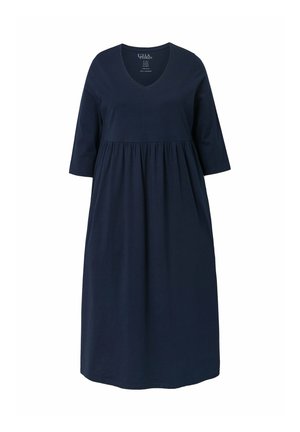 Marineblauwe jurk met een V-hals, driekwart mouwen en een geg gathered taille. Gemaakt van zachte stof, heeft het een losse pasvorm en een knielange ontwerp.