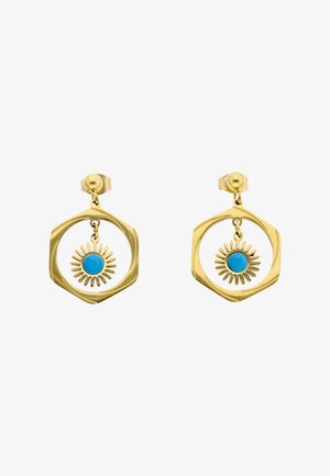 Gouden zeshoekige creolen met zonvormige hangers met blauwe cirkelvormige centra, bevestigd aan gouden oorknopjes.