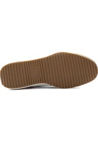 Suela de zapato de goma con un patrón estriado, de color marrón. Incluye logotipos y la marca de tamaño "42" en relieve en la superficie.