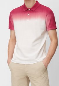 Polo en dégradé de rouge à blanc, fabriqué en tissu doux ; patte de boutonnage et manches courtes ; sans motifs ou graphiques visibles.