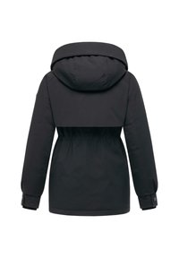 Zwarte geïsoleerde jas met een aansluitende taille, capuchon en elastische manchetten. Heeft een gladde textuur en een eenvoudig, strak ontwerp.