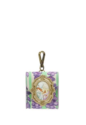 Piccola pochette a motivo floreale con strisce verdi e viola, una cornice dorata ornata e un'illustrazione di due volpi vestite con abiti da matrimonio.