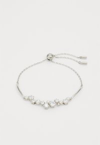Silberarmband mit einem schiebbaren Verschluss, verziert mit Perlen und klaren Edelsteinen in verschiedenen Größen, auf einer feinen Kette.