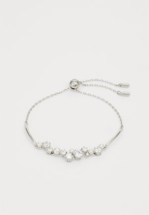 Hõbedane käevõru libiseva luku ja erineva suurusega pärlite ning selgete kalliskividega, mis on asetatud peene ahela peale.