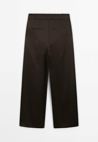 Pantalon marron à jambes larges avec une texture lisse, doté d'une ceinture, de passants pour ceinture et de deux poches arrière à fermetures plates.