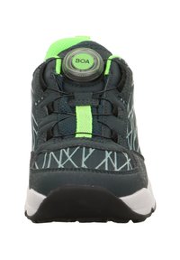 Mannen sportieve schoen in donker teal met groene accenten. Voorzien van een bovenwerk van mesh, een Boa vetersysteem en een witte zool met gestructureerde grip.