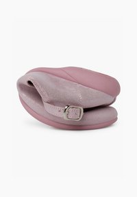 Lyserød foldbar sko lavet af blødt, skinnende materiale med en tekstureret overflade. Har en spænde-strop og en afrundet tådesign.