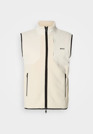 Colete de lã branco com gola alta, remate preto, dois bolsos laterais com fecho éclair e um bolso no peito esquerdo que apresenta o nome da marca "BOSS."