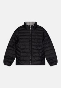 Svart puffjacka med hög krage, har en dragkedja fram, quiltad textur och en liten logotyp på vänster bröst.