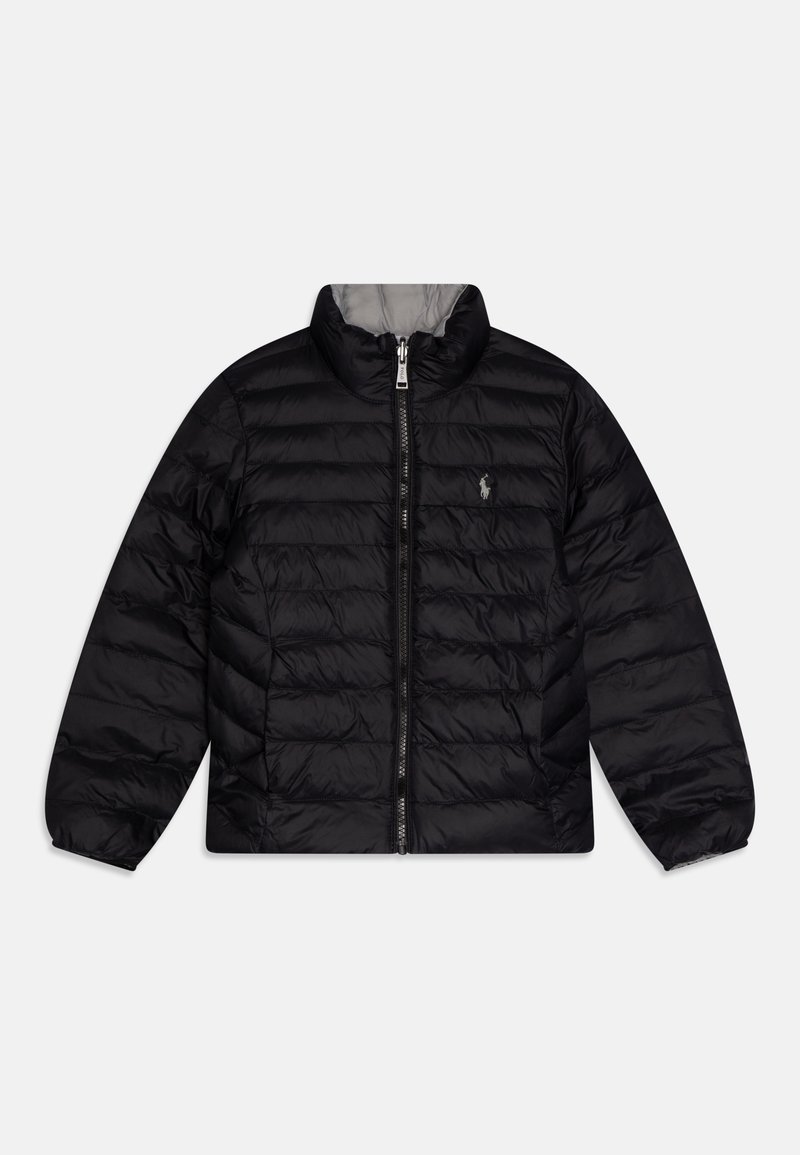 Svart puffjacka med hög krage, har en dragkedja fram, quiltad textur och en liten logotyp på vänster bröst.