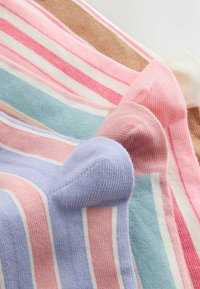 Calze multicolori con strisce orizzontali in rosa, azzurro chiaro, viola e beige. Tessuto morbido con design a coste in cotone.