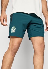 Αθλητικές σορτς σε τιρκουάζ με έμβλημα του Μεξικού. Διαθέτουν ελαφρύ ύφασμα, εφαρμοστή σχεδίαση και αντίθετη μαύρη πλαϊνή τσέπη.