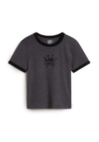 Grå bomulds t-shirt med sort ribkant ved halsen og ærmerne; har et grafisk print af et kranie med stjerner og en rød accent.