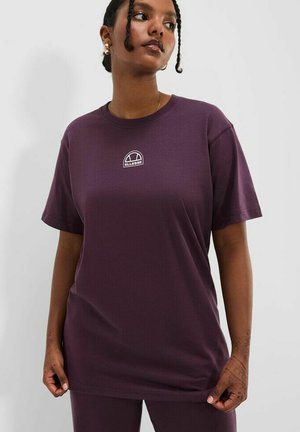 T-shirt court violet à manches courtes en tissu lisse, doté d'un petit logo blanc sur la poitrine et d'une coupe décontractée.