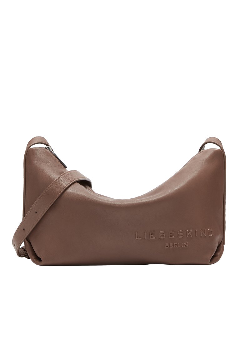 Borsa a spalla in pelle marrone con design curvo e minimalista, caratterizzata da logo in rilievo, chiusura a zip e tracolla regolabile.
