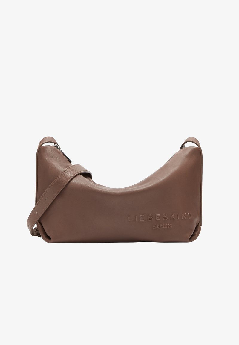Braune Leder-Schultertasche mit einem geschwungenen, minimalistischen Design, das ein eingeprägtes Logo, einen Reißverschluss und einen verstellbaren Träger bietet.