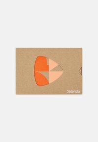 Confezione in carta kraft con un ritaglio che rivela forme geometriche arancioni e pesche all'interno; presenta il logo di Zalando nell'angolo in basso.