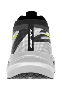 Chaussures de sport avec un dessus en maille argentée texturée, des accents noirs et un logo vert distinctif. Elles présentent une semelle intermédiaire blanche rembourrée et une semelle extérieure à motifs.