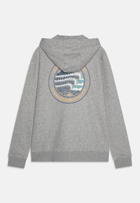 Moleton cinza com capuz ajustável, apresentando um gráfico circular de onda em azul e verde nas costas. Textura suave, punhos e barra canelados.