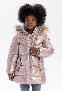 Rosa glansig pufferjacka med huva av konstpäls. Har fickor med dragkedja, en strukturerad quiltad design och ribbade ärmslut.