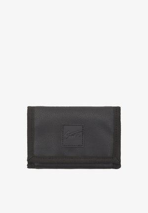 Portefeuille noir en matériau texturé avec un bord cousu. Il présente un petit patch logo à l'avant et un design plié pour un rangement compact.