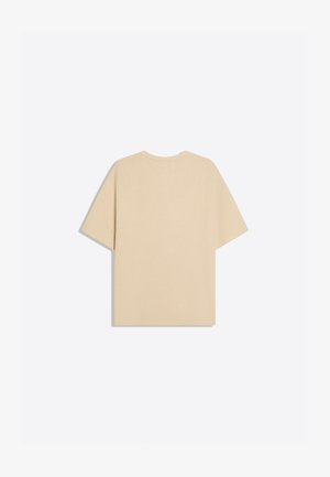 T-shirt beige a maniche corte con coste, distesa e vista da dietro, con scollo rotondo su uno sfondo chiaro.