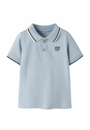 Lichtblauw korte mouwen poloshirt met twee bruine knopen, marineblauwe en witte biezen op de kraag en mouwen, en een klein berengezicht geborduurd op de borst.