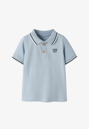 Polo à manches courtes bleu clair avec deux boutons marron, bordure marine et blanche sur le col et les manches, et un petit visage d'ours brodé sur la poitrine.