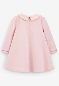 Robe pour tout-petit à manches longues de couleur rose clair, avec un col Peter Pan festonné et une fermeture éclair dissimulée au dos.