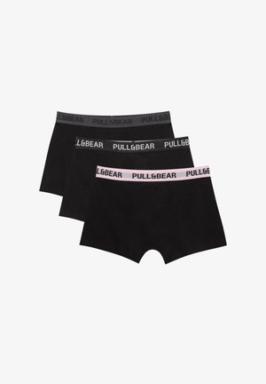 Három fekete boxeralsó egymáson, mindegyiken más színű derékpánttal (szürke, fekete, rózsaszín), a "PULL&BEAR" márkajelzéssel, kontrasztos színű felirattal.
