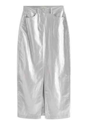 Jupe midi blanche taille haute avec fente devant, passants pour ceinture, fermeture par boutons et poches avant et à monnaie, réalisée en tissu légèrement brillant.