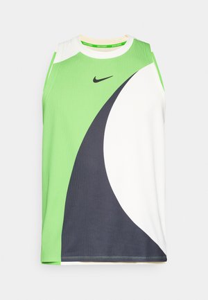 Canotta sportiva Nike senza maniche con blocchi di colore curvi verde, bianco e grigio scuro e un piccolo swoosh Nike nero sul petto.