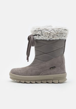 Botte imperméable grise avec tissu matelassé et bordure en fourrure douce. Caractérisée par un bout rond, des lacets et une semelle en caoutchouc texturée.