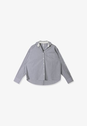 Overhemdd met blauw-witte verticale strepen, brede kraag, lange mouwen en een borstzak. Zachte stof met een ontspannen pasvorm.